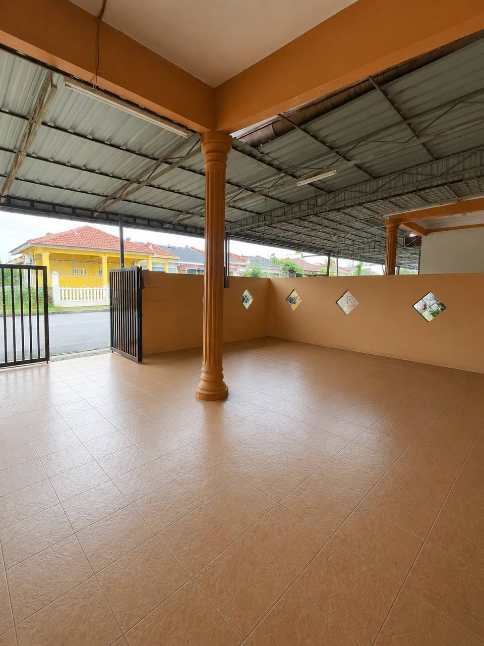 FOR SALE | BUKIT Naga !!️Rumah Single Storey Terrace Intermediate!!️  Mencari rumah teres setingkat untuk own stay di lokasi yang mudah akses?  RM378,000 (Nego) - Image 2