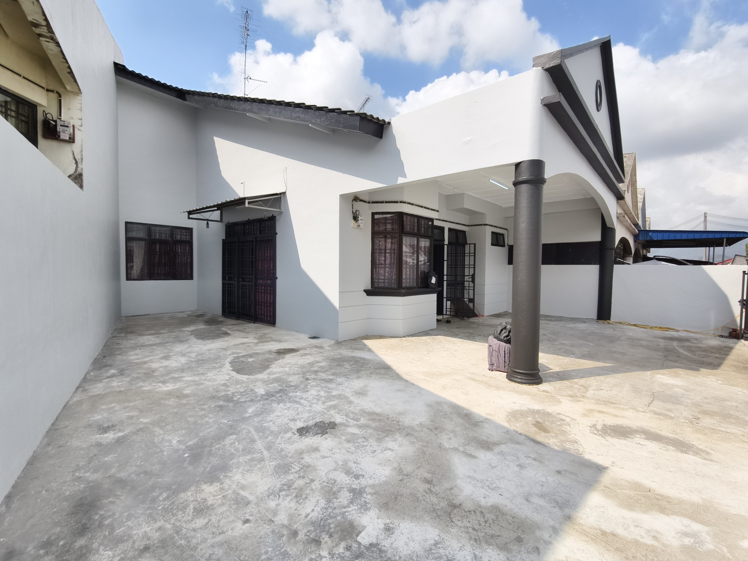 Oversized Land Single Storey House Taman Kulai Utama | 2,465 sqft Land | RM560K - Image 2