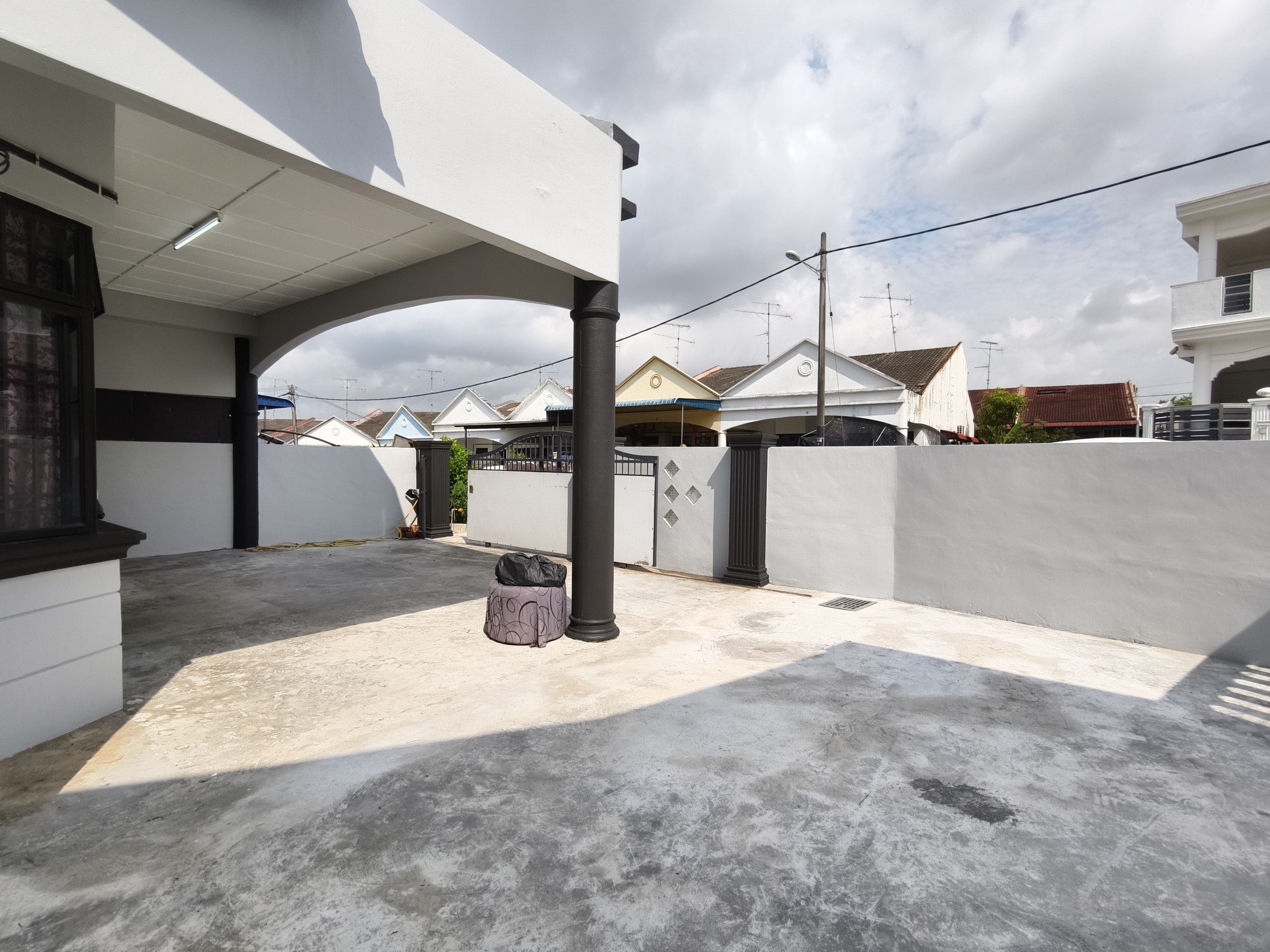 Oversized Land Single Storey House Taman Kulai Utama | 2,465 sqft Land | RM560K - Image 3