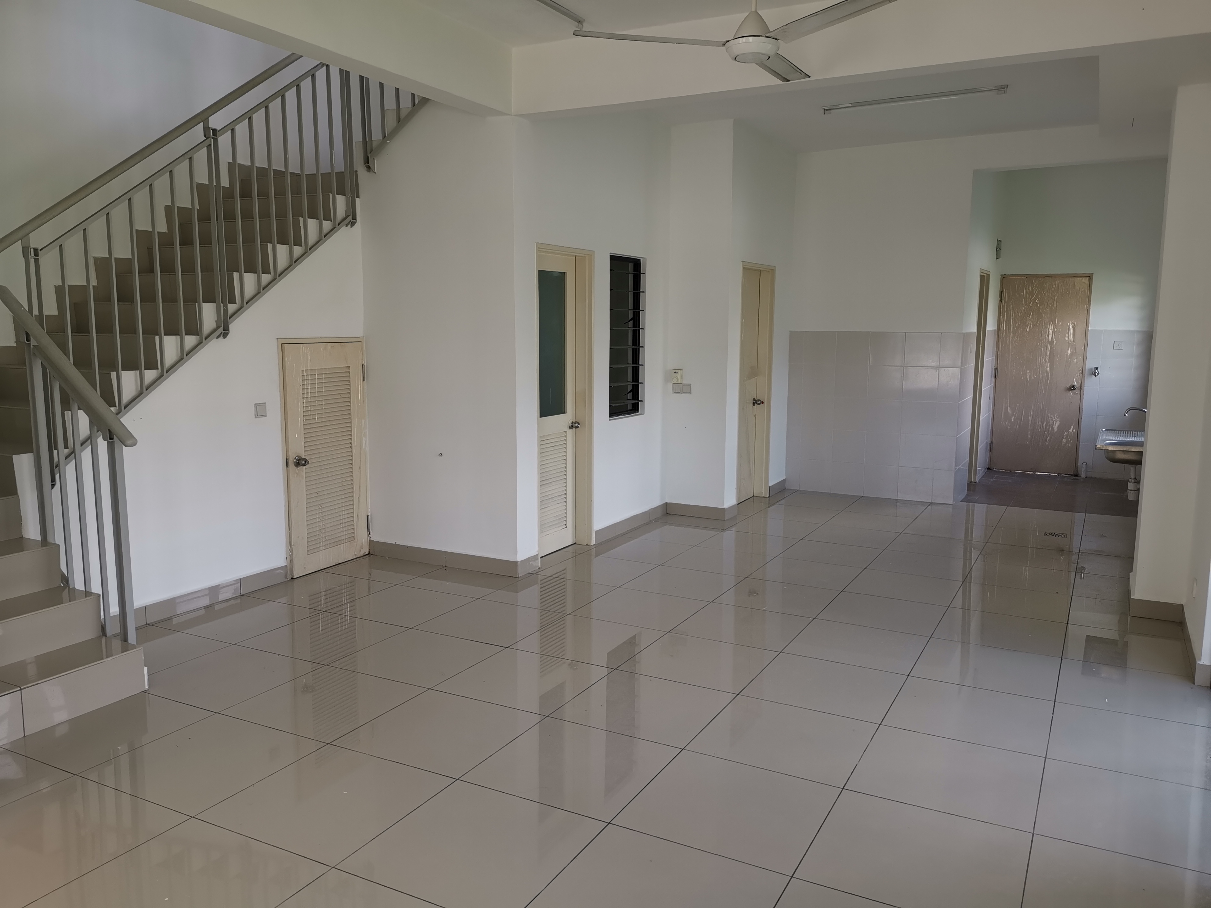 Freehold 2.5 Storey Terrace in Setia Alam, Huge Land 4030sqft, For Sale - Image 3