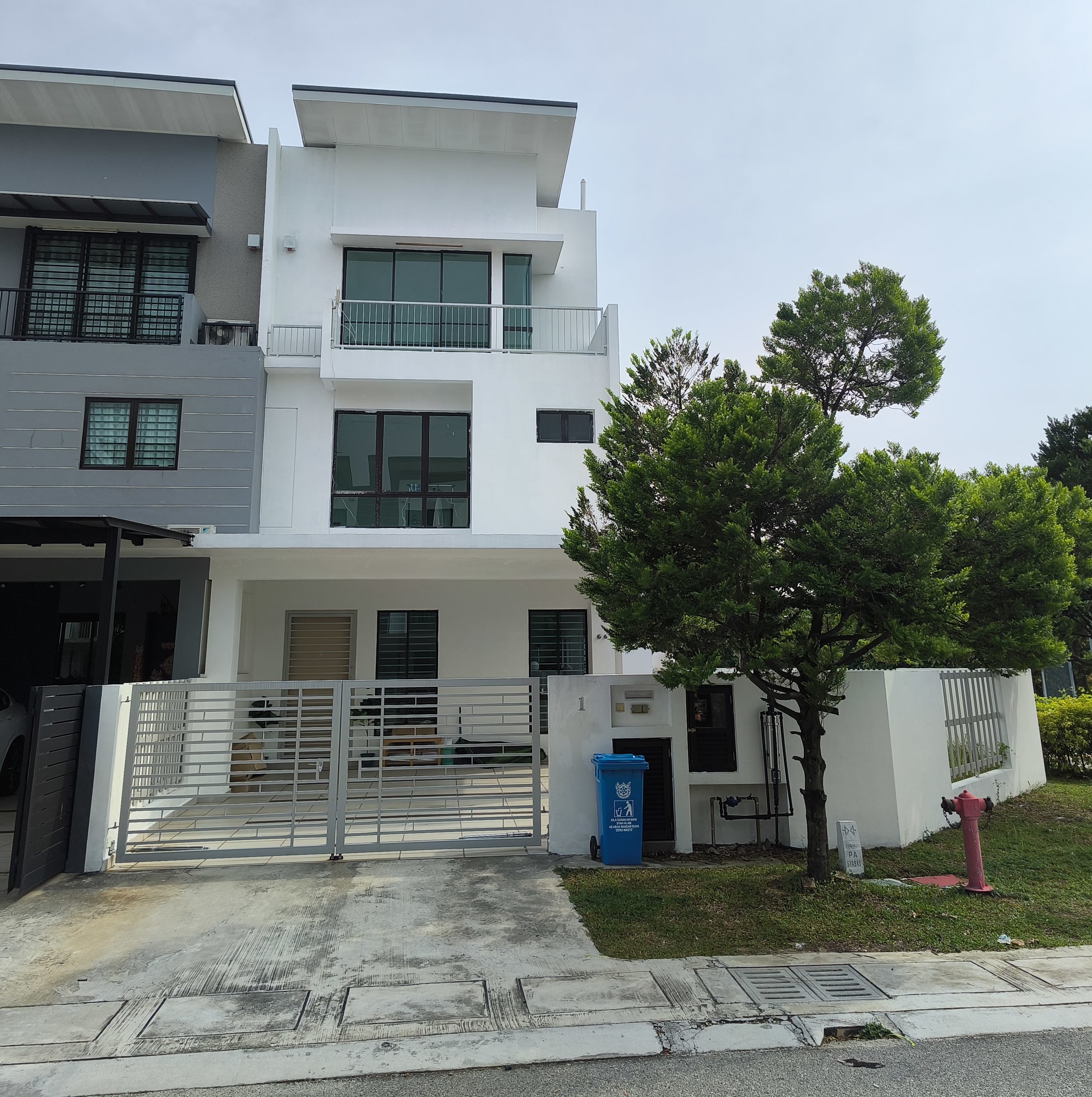 Freehold 2.5 Storey Terrace in Setia Alam, Huge Land 4030sqft, For Sale - Image 2