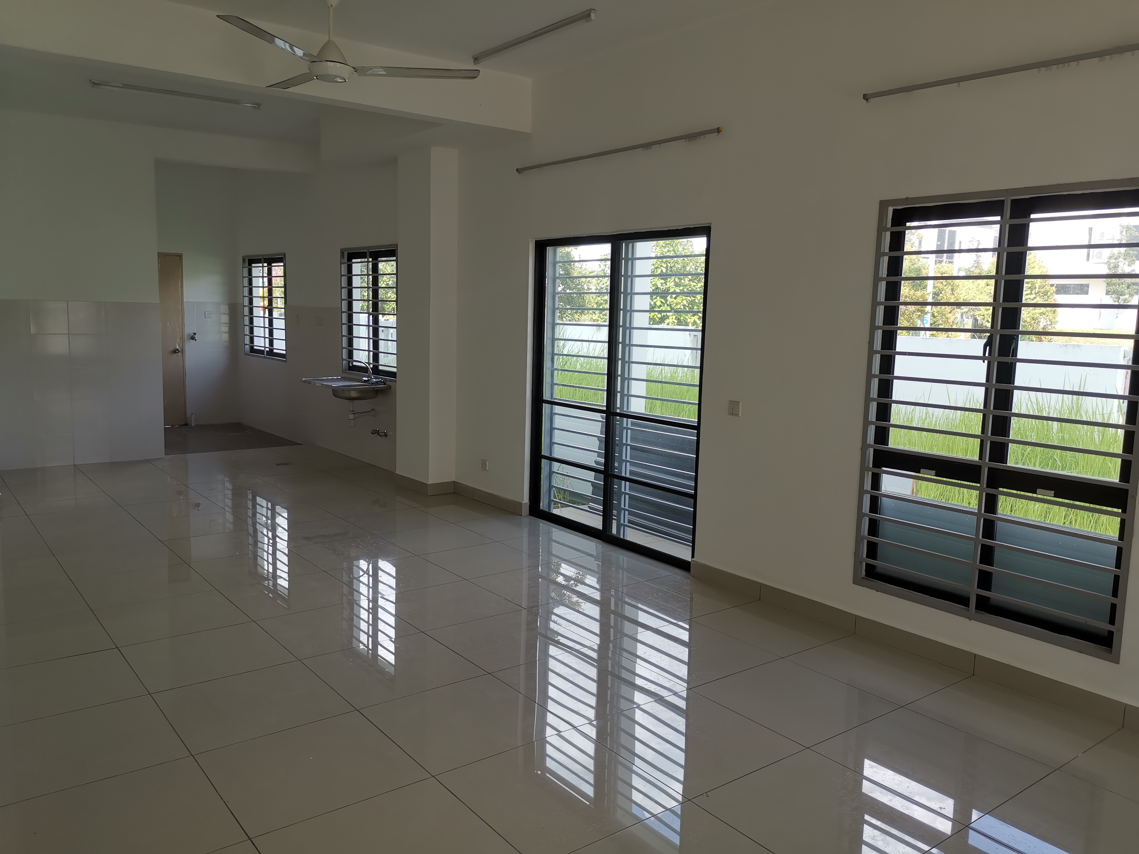Freehold 2.5 Storey Terrace in Setia Alam, Huge Land 4030sqft, For Sale - Image 4