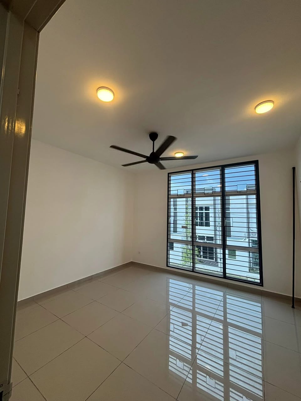 Spacious 4-Bed Freehold Double Storey Terrace in La Casa Lunas - Image 4