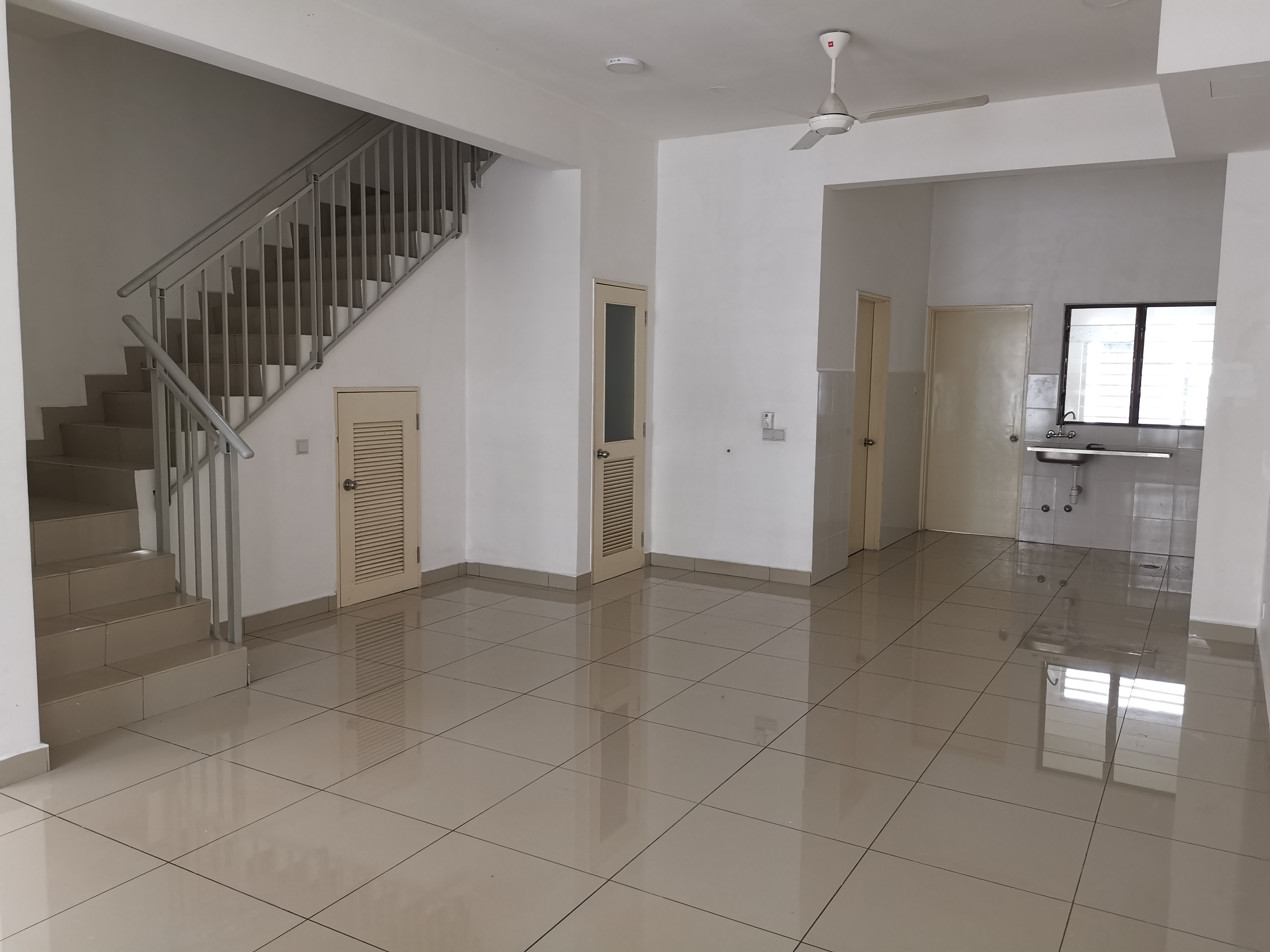 Spacious 6-Bed Freehold 2.5 Storey Terrace House in Setia Alam - Image 3