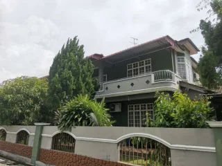 Semi-detached house with green walls and balcony at Bandar Tasek Mutiara