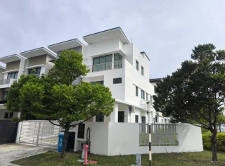 Corner terrace house with white facade and wall fence in Bandar Setia Alam