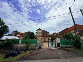Detached house with tiled roof and green gate at Taman Lavender Heights, Seremban