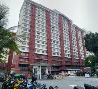 Blok red-white apartment tinggi di Bandar Sri Permaisuri, Kuala Lumpur